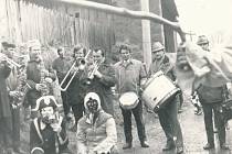 Masopust. Snímek je z roku 1972 a jak vidno, masopustní veselí si opravdu užili i s muzikou.