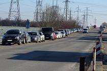 Oficiální parkovací místa u Jaderné elektrárny Dukovany nepostačují, a tak zaměstnanci zdejších firem parkují, kde to jen jde.