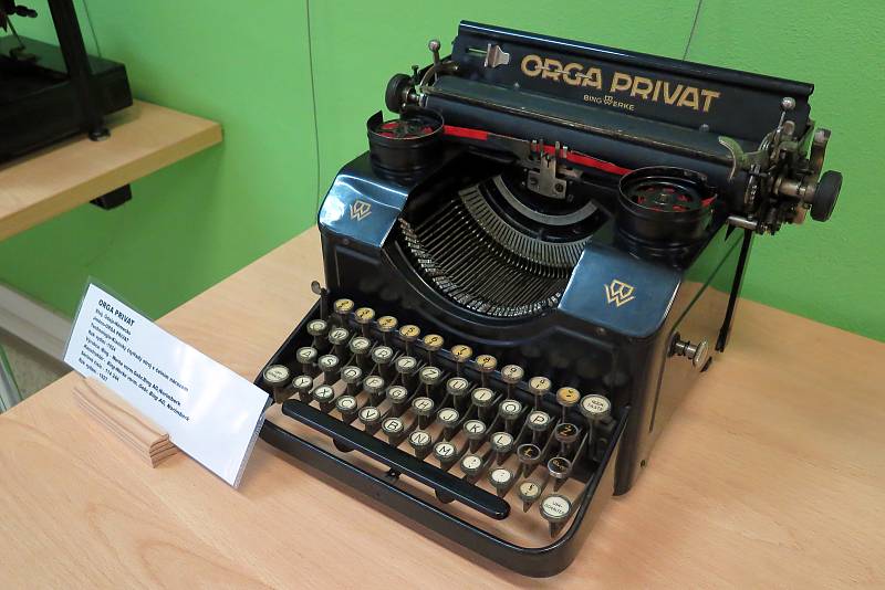 Německý psací stroj Orga Privat z roku 1927.