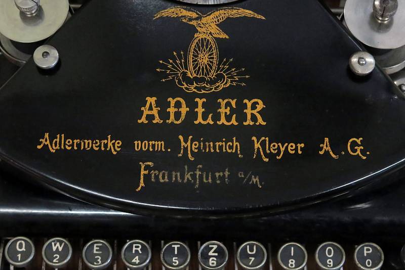 Z výstavy starožitných psacích strojů v třebíčské knihovně. Svou sbírku sem zapůjčil Eduard Hošek z Třebíče.