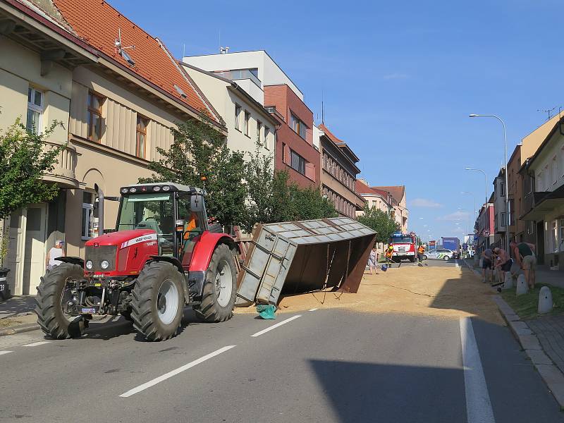 Vysypané obilí na Bráfově ulici v Třebíči