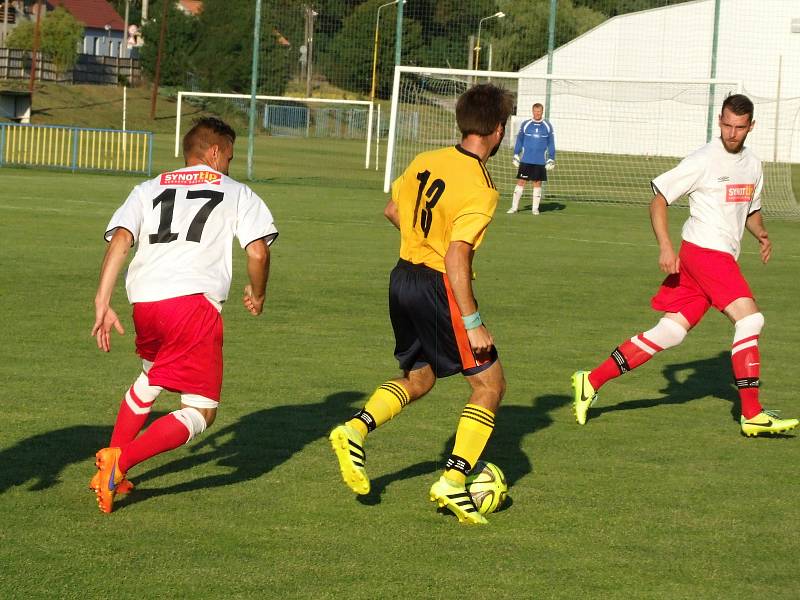 Budišov (ve žlutém) stačil s Náměští (na snímku) v prvním poločase ještě držet krok. Domácí po změně stran soupeře přehráli i přestříleli.