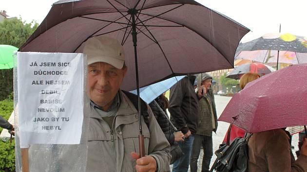 V Třebíči se proti Andreji Babišovi demonstrovalo i v dešti