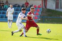 Fotbalistům Okříšek (v bílém) vstup do jarní části letošního ročníku elitní krajské soutěže vůbec nevyšel. Obě utkání totiž prohráli.