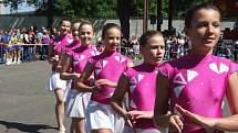 Během dopoledního bloku miniformací se v jemnické sokolovně představily mažoretky v kategoriích kadetek a juniorek.