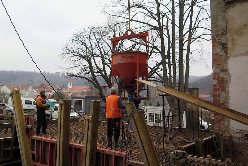 Sokolovna stojí na skále. Kvůli ní se musel projekt přepracovávat. Kdyby se skála z větší míry narušila, mělo by to vliv i na budovu.