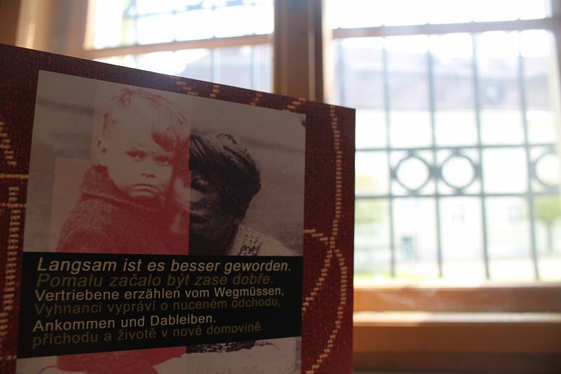Výstavu Pomalu začalo být zase dobře je nyní možné vidět v zámeckých konírnách v Moravských Budějovicích. Její součástí jsou vzpomínky vystěhovaných českých Němců, předměty, které se vážou k jejich nucenému odchodu z Československa, a také to, čím si dodn