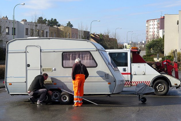 Odtahovka v akci: v Třebíči čistí ulice, řidiči zapomněli na auta i karavan
