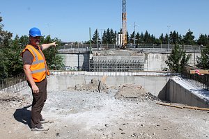 Ze stavby mostu nad tratí v Hrotovické ulici v Třebíči, červenec 2019.