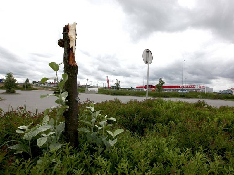 Opuštěná budova pomalu chátrá. V přístřešku na vozíky podle všeho přespávají občas bezdomovci. Většina obyvatel sídliště Horka-Domky market postrádá.