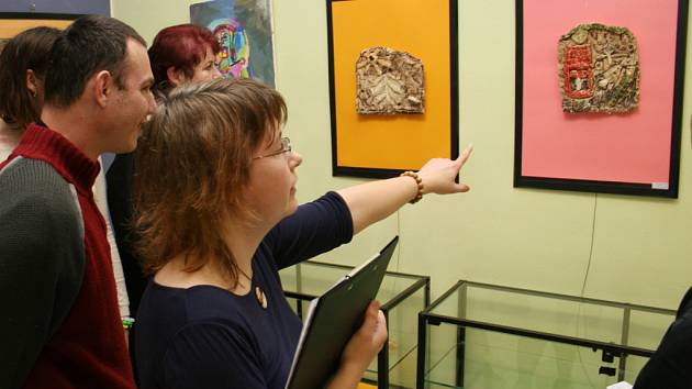 Výstava vznikala v arteterapeutických dílnách, které v denním centru Barevný svět v Třebíči.