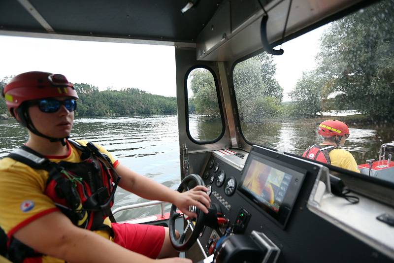 Dalešická přehrada láká během sezóny tisíce návštěvníků. Na jejich bezpečí dohlíží sehraný tým vodních záchranářů, kteří jsou vybavení novým člunem. Díky němu dokáží zachraňovat zdraví, životy, nebo jen řešit nerozvážnosti letních turistů. Milovníci oblíb