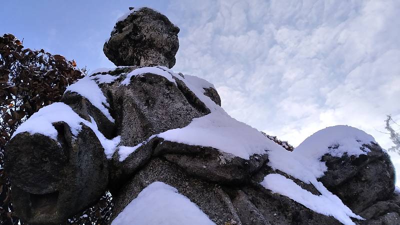 Sníh pokryl jaroměřický zámek i park