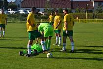 Fotbalisté Předína (v zelených dresech) vyhráli v Okříškách, hráči Šebkovic B nehráli. Foto: Pavel Mikeš