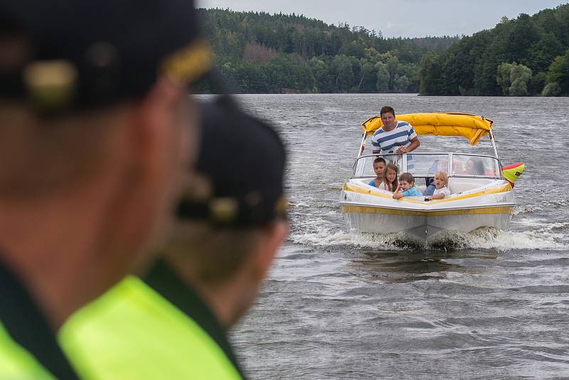 Policejní kontroly na Dalešické přehradě. Ilustrační foto.