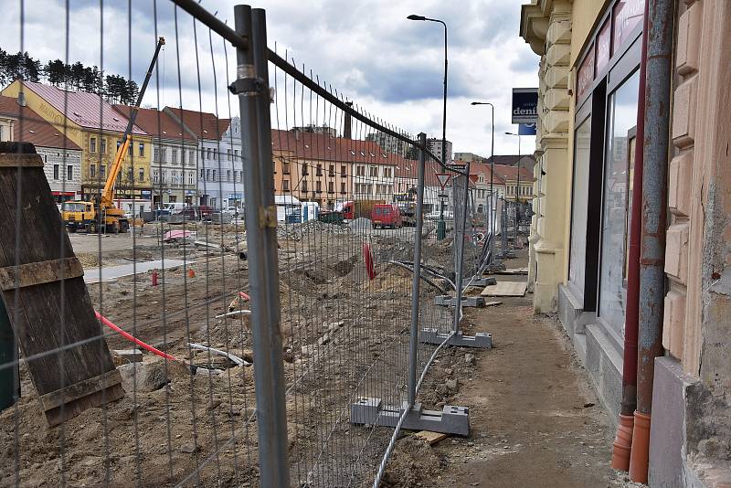 Pokračující revitalizace horní strany Karlova náměstí v Třebíči.