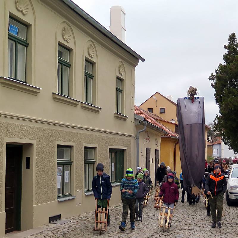 Dům číslo 64 na Blahoslavově ulici nedávno opraven. Nyní se do jeho čtyřsetleté historie zapsal další střípek v podobě průvodu hrkačů.