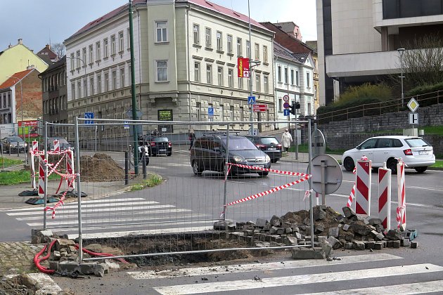 Zvýšené nebezpečí na průtahu Třebíčí: před gymnáziem chybějí semafory