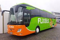Autobusy v designu FlixBus, které tato společnost provozuje dohromady s firmou ICOM transport na trase Třebíč - Praha.