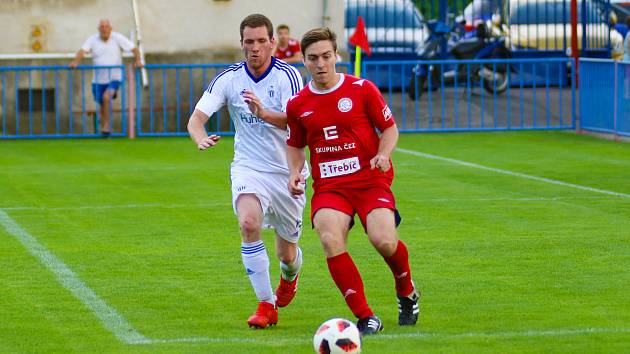 Minimálně na jednu sezonu naposledy se dnes odpoledne mistrovsky utkají fotbalisté domácího HFK Třebíč (v červeném) a Okříšek (v bílém).