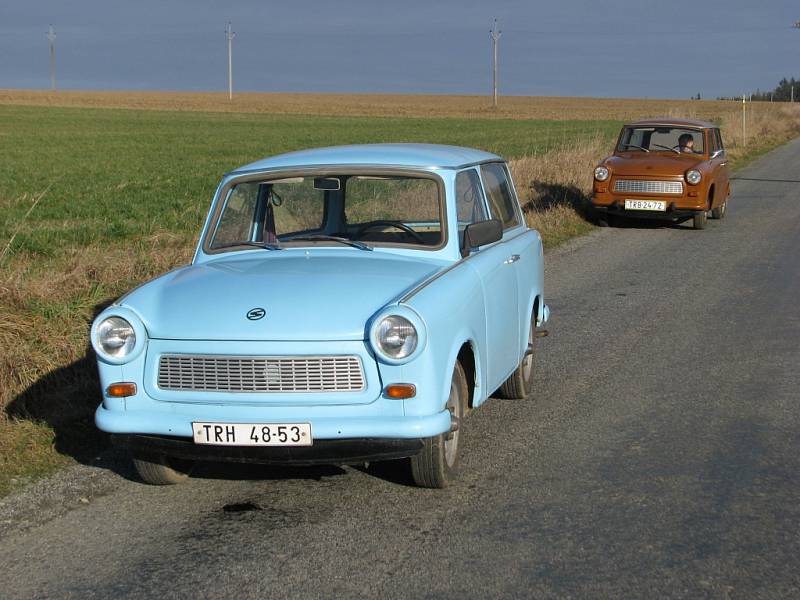 Bleděmodrý a hnědý trabant kombi manželů Olivových z Předína. Oba nereznoucí vozy slouží dodnes.