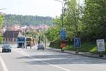 Omezení v Sucheniově ulici v Třebíči. Doprava je svedená ze čtyř do dvou pruhů.
