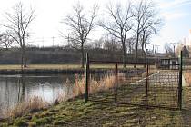 Nejsnazší cestu mimo městský ruch přehradil obyvatelům Boroviny majitel rybníka Michal Fiala. Podle něj ale pouze chrání svůj majetek. V minulosti se několikrát dočkal vytlučených oken u stavebních buněk. Útoky teď navíc registruje i na plotu.