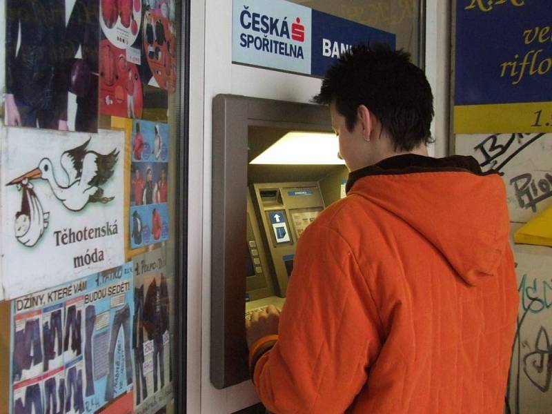 Bankomat v obchodním centru Oáza. Kdo z něj vybíral, přišel o peníze na účtě.