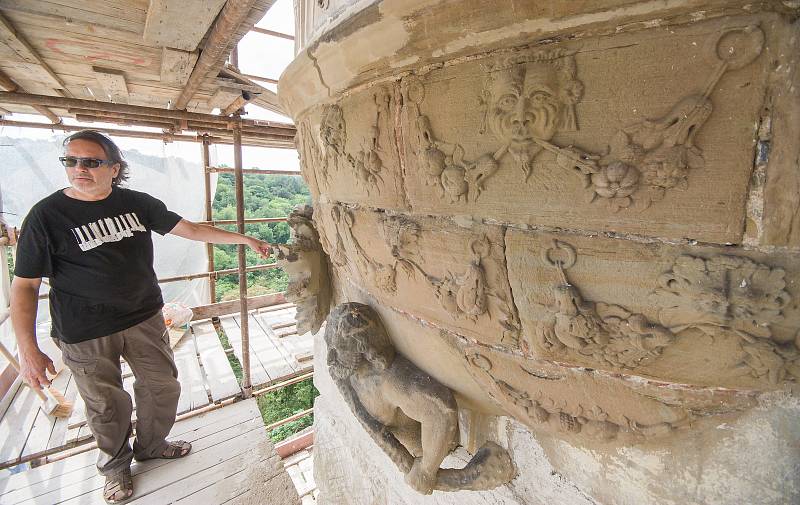 Tým restaurátorů pracoval na arkýři na východním průčelí zámku a na zdobených arkádách vnitřního nádvoří i na opravách kamenných ostění oken, rekonstrukci dřevěných částí oken a obnově omítky vstupního křídla.