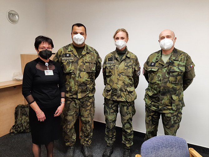 Tři vojáci ze základny v Náměšti nad Oslavou nyní vypomáhají na lůžkových odděleních u pacientů s onemocněním COVID-19.