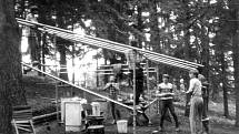 Stavění táborové kuchyně v roce 1987. Reprofoto: "Ing. Otakar Veselý Robin a jeho Čtyřka"