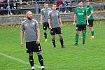 Sobotní souboj mezi fotbalisty juniorky Nového Města na Moravě (v šedých dresech) a Rapoticemi (v zelenočerném) přinesl vedle pěti branek spoustu dalších šancí.