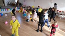 Děti se bavily soutěžemi, kvízy a tanečky v režii dobrovolných hasičů v Ohrazenici.