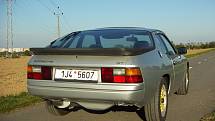 Porsche 924 Rostislava Fišera z Třebíče vozilo dříve i Bonna Scotta z proslulé hardrockové skupiny AC/DC.