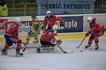 Hokejisté Třebíče (v červených dresech) podlehli ve třetím semifinálovém utkání play-off Zlínu na jeho ledě hodně smolně 1:2.