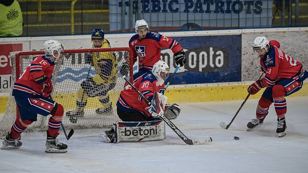 Hokejisté Třebíče (v červených dresech) podlehli ve třetím semifinálovém utkání play-off Zlínu na jeho ledě hodně smolně 1:2.