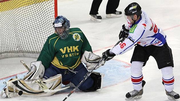 Třebíčští junioři (ve světlém) v nadstavbové části zatím porazili pouze Vsetín, když před týdnem zvládli přestřelku na ledě Valachů.