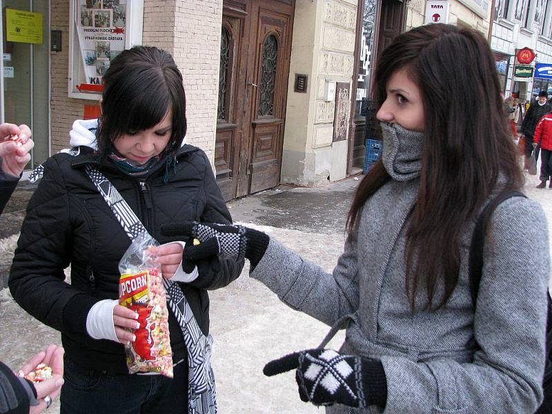 K vidění byly nejrůznější pozice. Někdo jedl popcorn, jiní se koulovali nebo líbali.