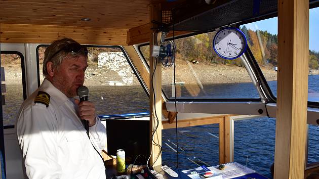 Kapitán Milan Jahoda při plavbách vykládá zajímavosti o přehradě. Vždy má vděčné posluchače.