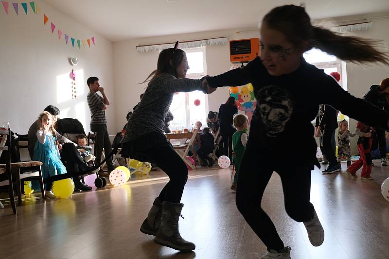Děti se bavily soutěžemi, kvízy a tanečky v režii dobrovolných hasičů v Ohrazenici.