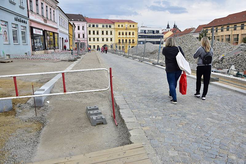 Revitalizace Karlova náměstí v Třebíči se přesunula na spodní stranu, na horní straně mezitím dláždí chodníky a cesty