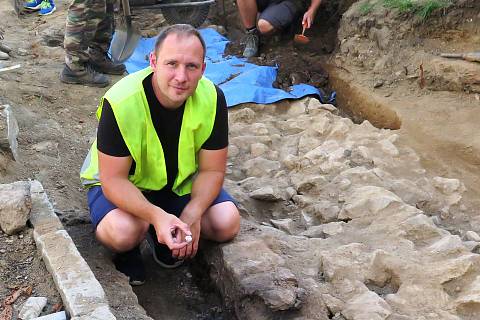 Archeolog Aleš Hoch s jedním z úlomků ze spálených lidských kostí nalezených u třebíčského kostela svatého Martina
