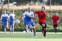 Lapálie se sestavou měli ve víkendovém 7. kole východní skupiny 1. A třídy fotbalisté Želetavy (v modrobílém). Absence gólmana při utkání v Nedvědici jim byla osudnou.