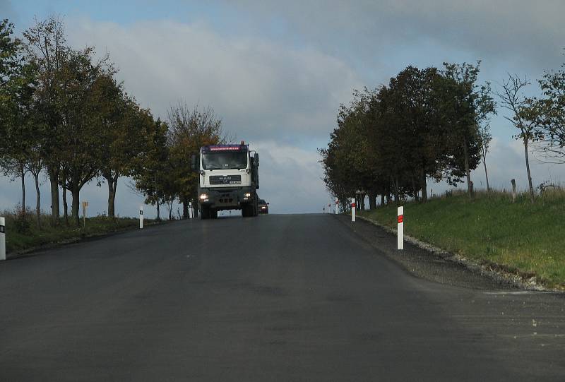 Nově opravená silnice z Třebíče směrem k Jaderné elektrárně Dukovany.