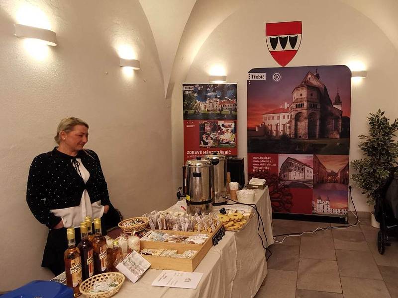 Radnice v Třebíči pořádala s poskytovateli sociálních služeb desátý adventní jarmark s doprovodným kulturním programem.