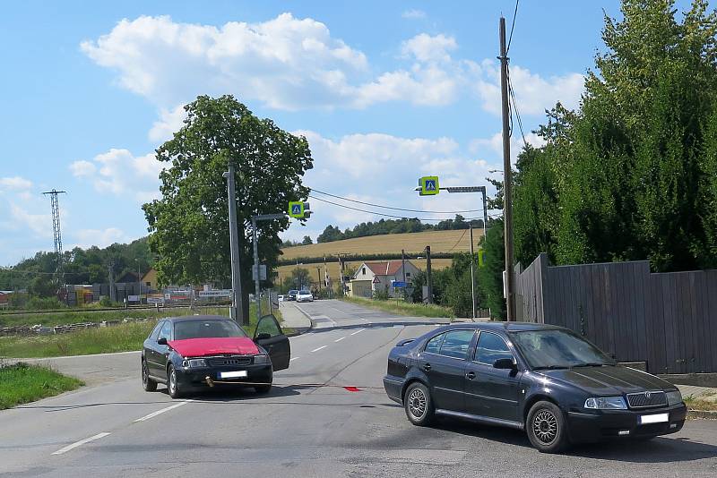 Za některé situace na silnicích v Okříškách přetížená doprava až tak nemůže.
