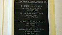 Druhá pamětní deska, která byla u příležitosti oslav odhalena v budově gymnázia, nese jména absolventů pronásledovaných komunistickým režimem.