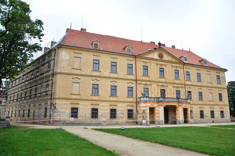 Jemnický zámek v minulosti sloužil šlechtě, armádě i cyriakům, kteří tam chtěli vybudovat vojenský lazaret.