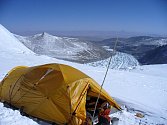 TÁBOR. Tak vypadá tábor horolezců ve výšce necelých 7 000 metrů nad mořem po klidné noci.