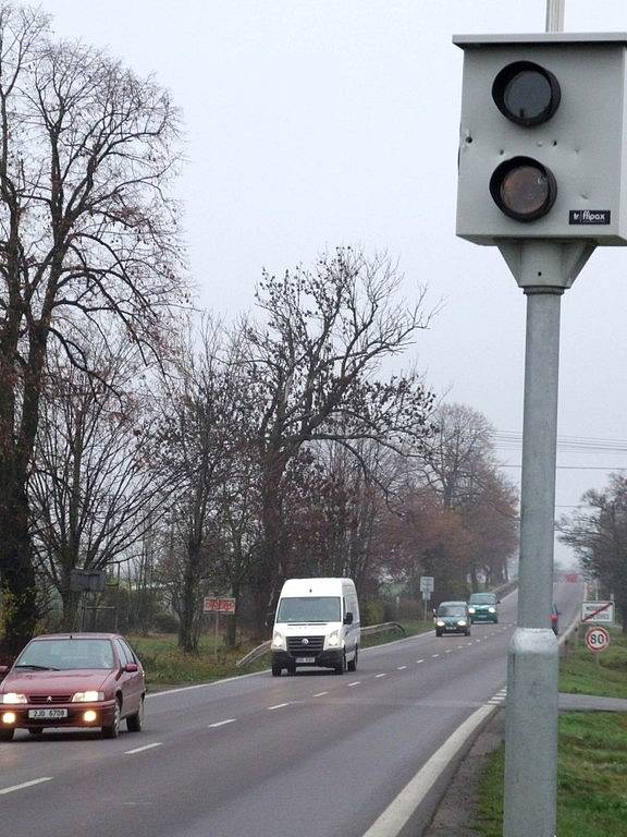 Stopy po zásahu kopáčským náčiním jsou na radaru jasně patrné.